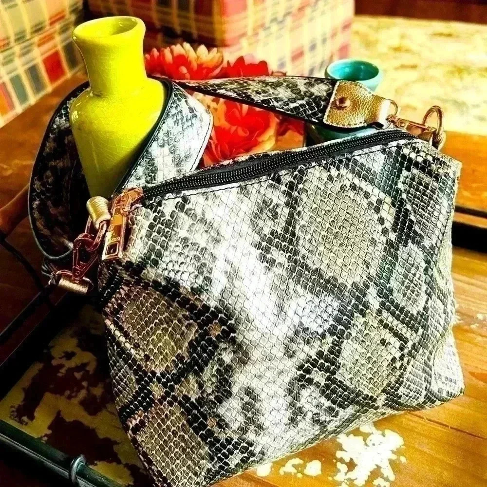 Jen & Co Crossbody bag w rose gold hardware, zips closed, NWOT